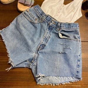 Vintage Levi’s cut off dad jean shorts
